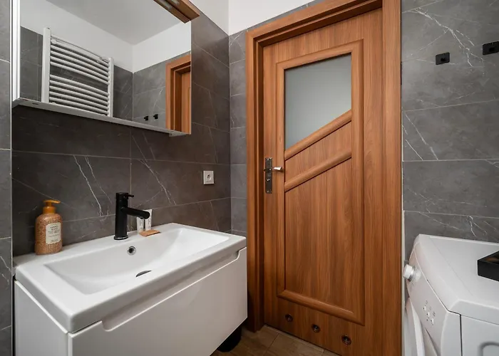 Galante Niedaleko Piotrkowskiej By Bookinghost